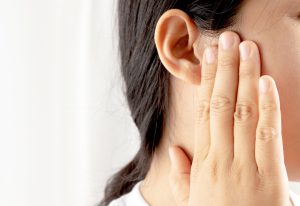 Was ist Tinnitus? Eine Darstellung des Innenohrs mit Ohrgeräuschen.